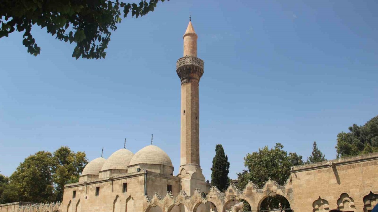 Depremde hasar gören camiler minareleri restore edildi