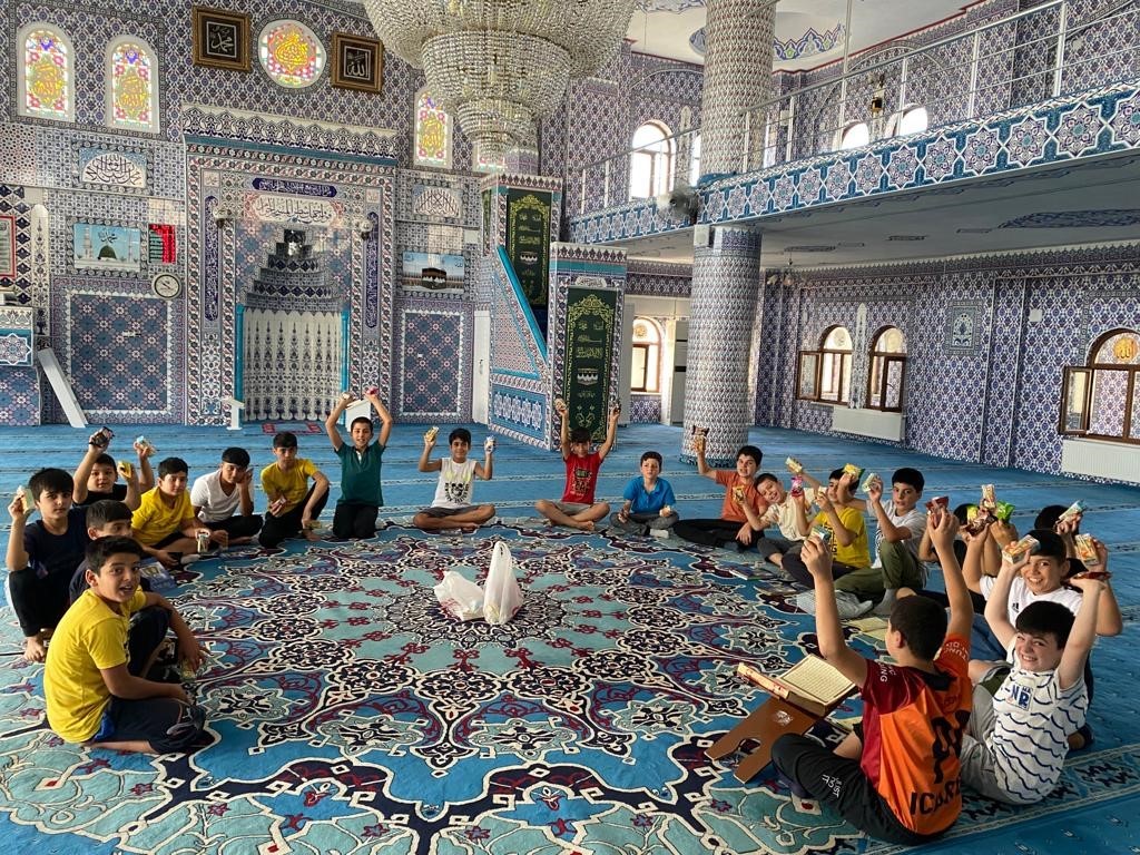 Dicle Kaymakamı Yurdagül yaz Kur’an kursu öğrencilerine hediye