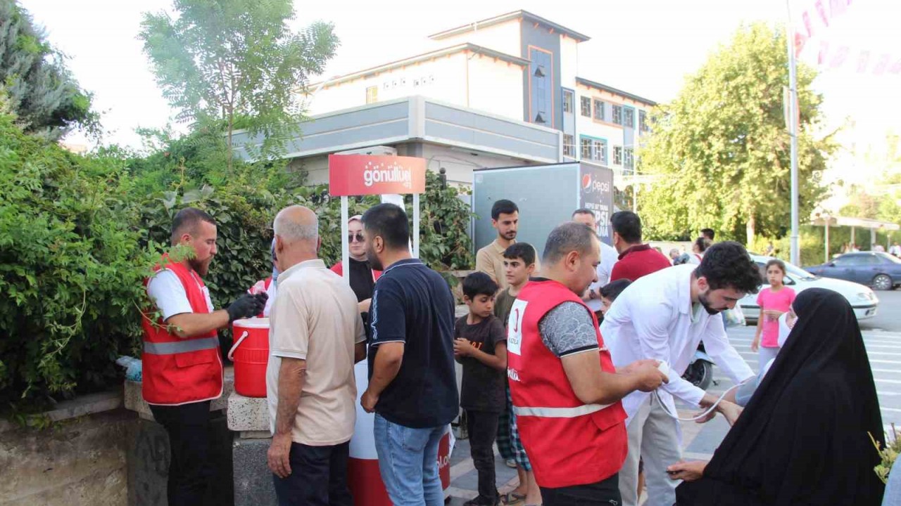 Kızılay Cizre’de tansiyon ölçtü, ayran ve limonata dağıttı