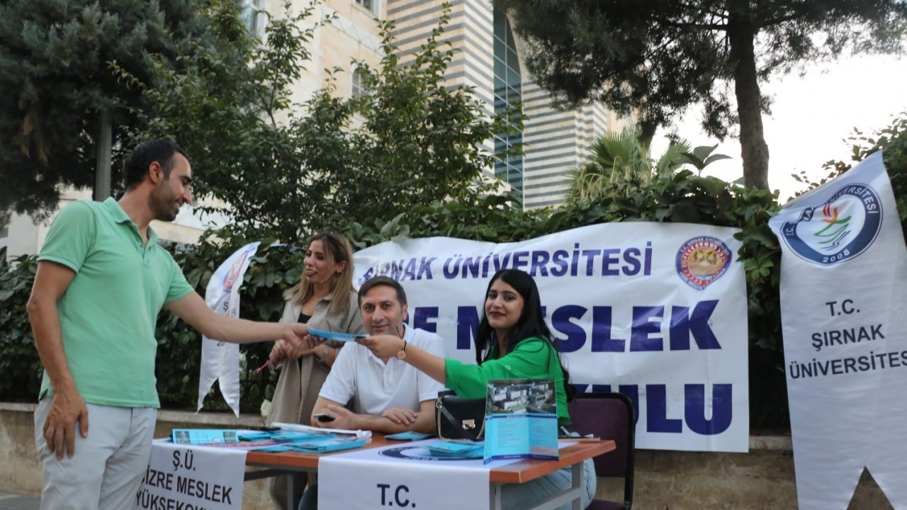 Cizre’de öğrenciler için tanıtım standı kurdu