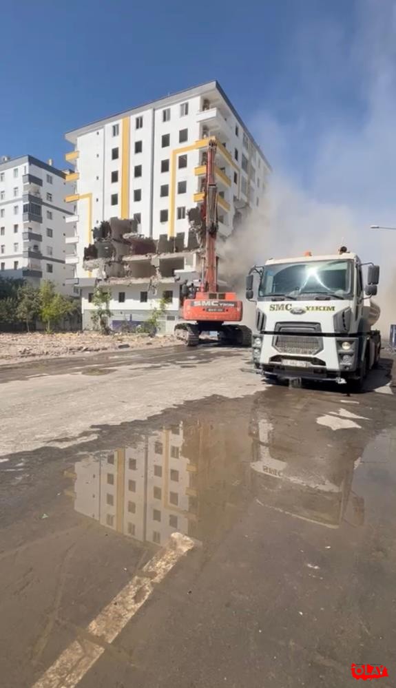 Ağır hasarlı bina yıkım sırasında aniden çöktü