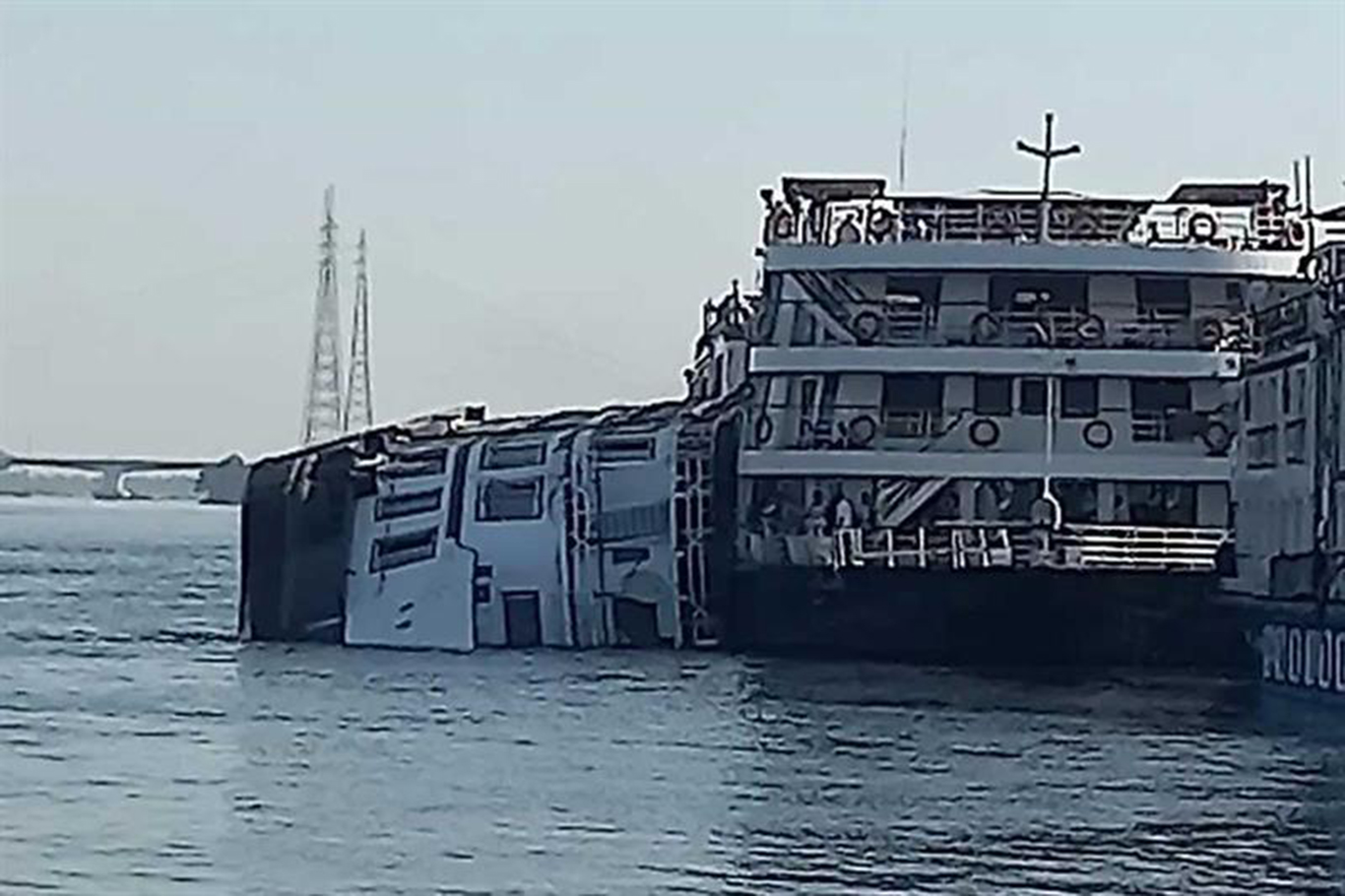 Mısır’da yolcu gemisi battı: 1 ölü