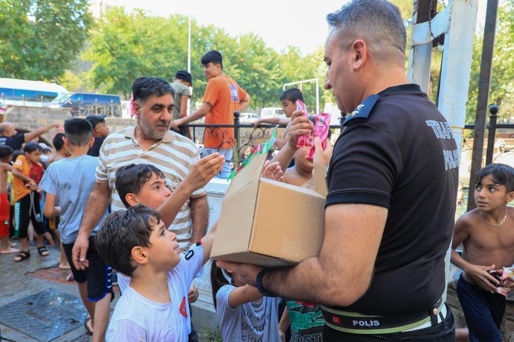 Diyarbakır polisinden çocuklara dondurma ikramı