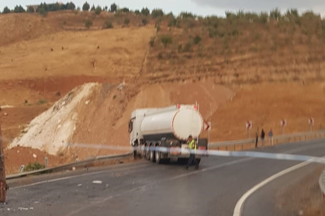 Virajı alamayan tır korkuluklarda asılı kaldı