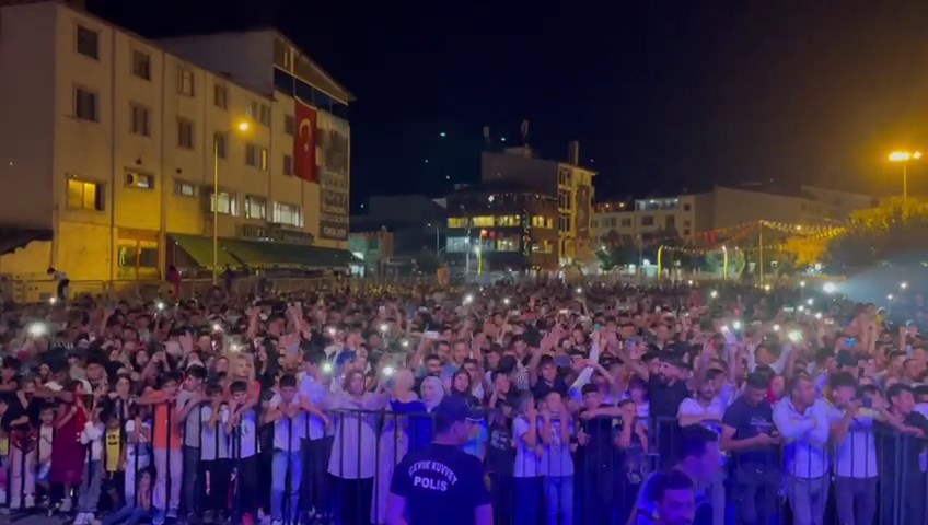 Sanatçı Metin Tosun Malazgirt'te vatandaşlara konser verdi