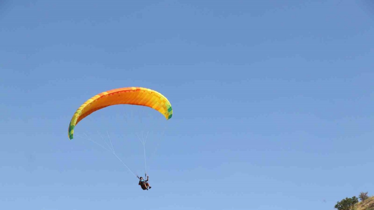 Siirt’te Türkiye yamaç paraşütü hedef şampiyonası 2. etap yarışması başladı