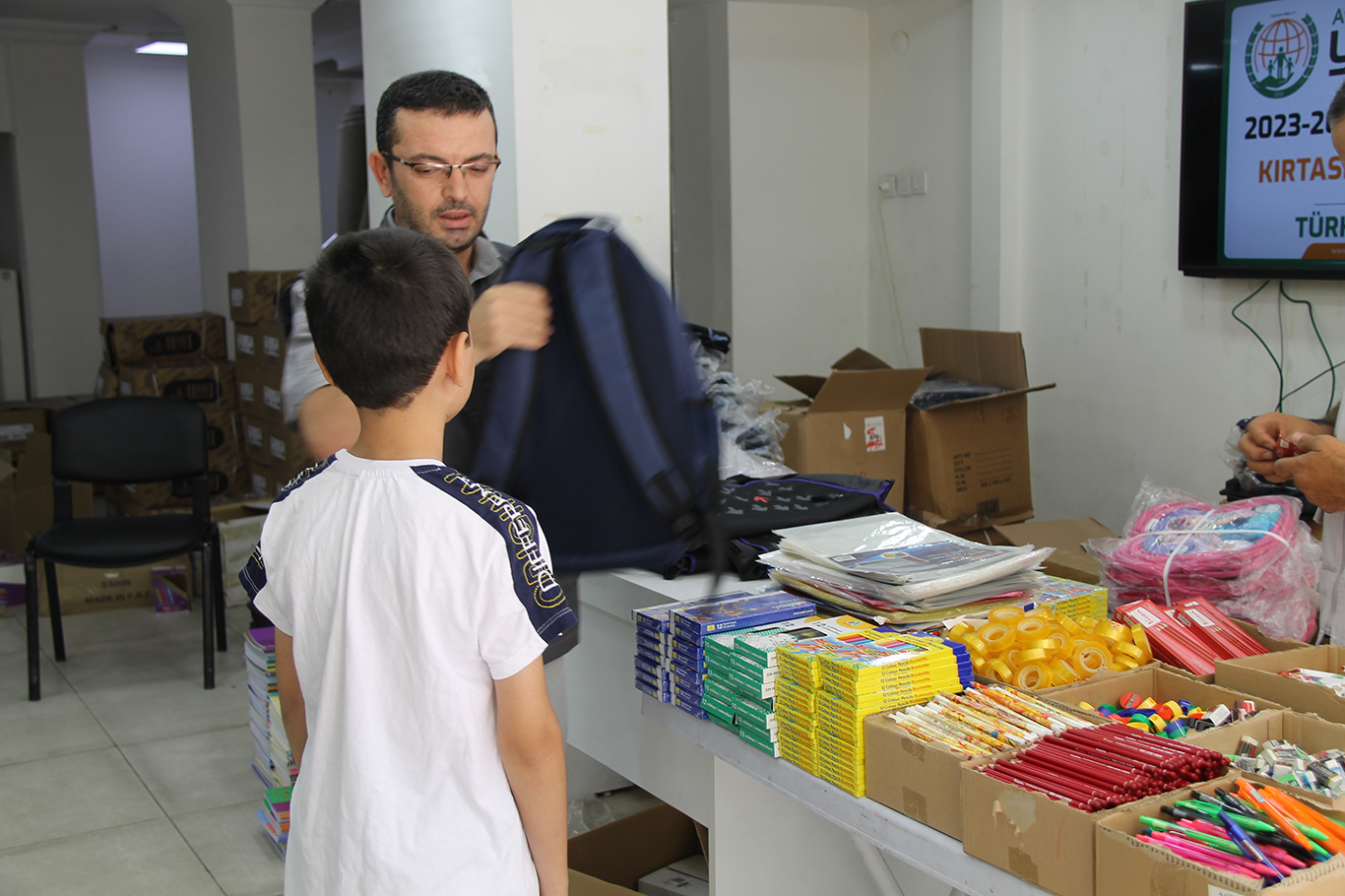 Etiyopya'da yetim çocuklara bayramlık elbise ve ayakkabı yardımı yapıldı