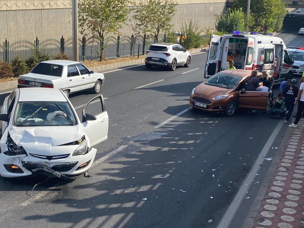 Diyarbakır’da iki otomobil çarpıştı: 1 yaralı