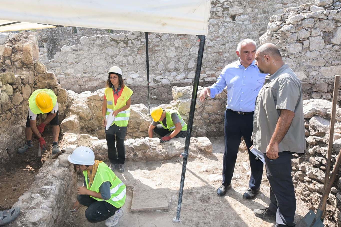 Bakan Ersoy Antalya'da tarihi yapılardaki kazı çalışmalarını inceledi