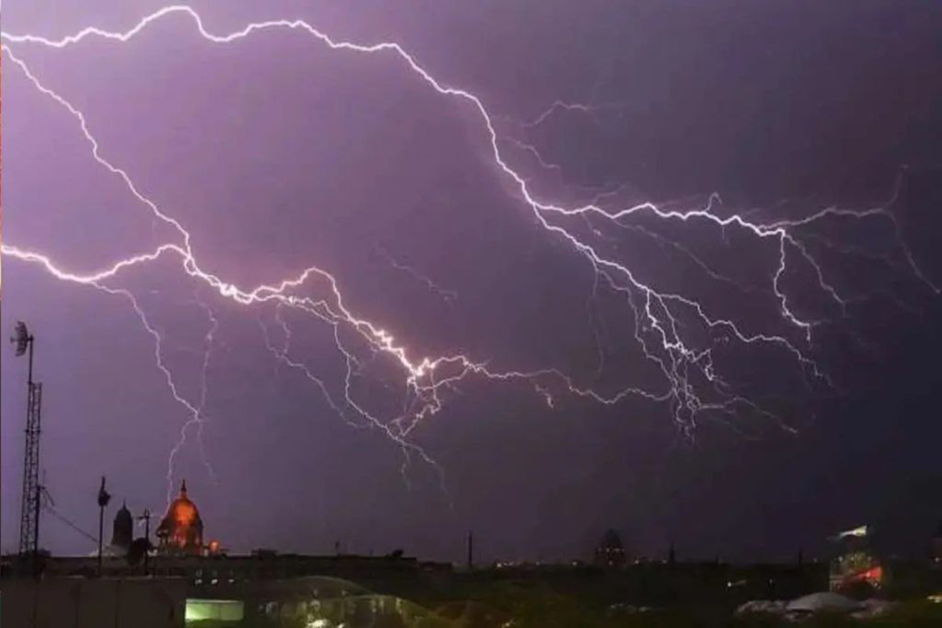 Diyarbakır'da Şimşekler ve Sağanak Yağış Panik Yarattı