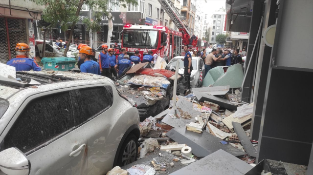 Son Dakika! İstanbul Şirinevler'de bir binada patlama meydana geldi