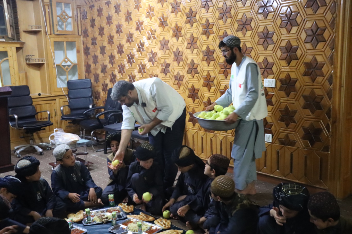 Etiyopya'da yüzlerce kişilik iftar yemeği verildi