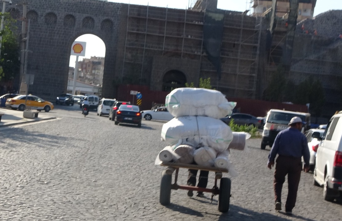 61 yıldır Diyarbakır’ın yükünü taşıyor - ÖZEL HABER