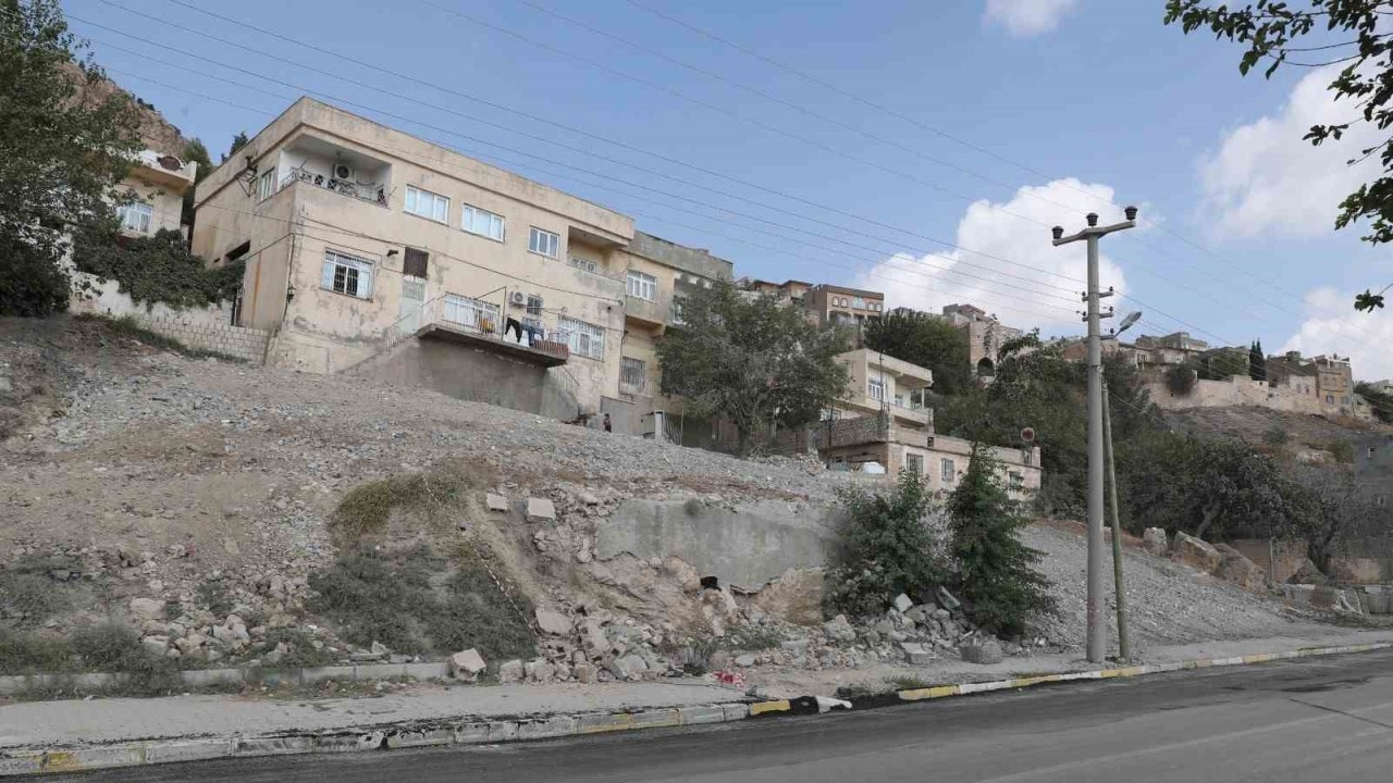 Betonarme binalar yıkılıyor tarihi Mardin gün yüzüne çıkıyor