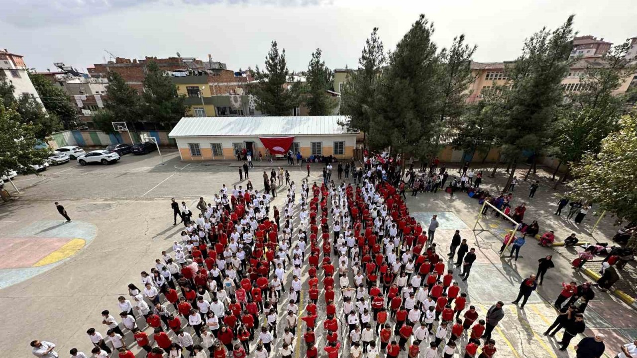 Diyarbakır’da 600 öğrenci Cumhuriyeti koreografi ile kutladı - VİDEOLU