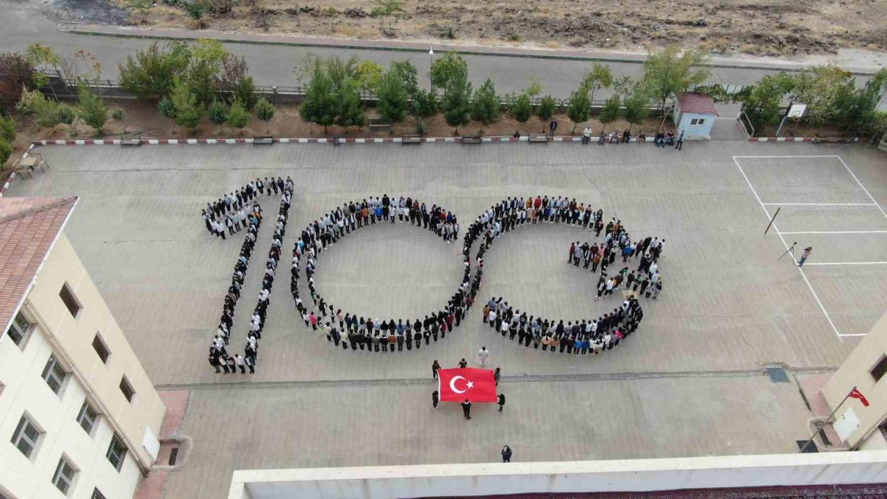 Öğrencilerden Cumhuriyetin 100. yılına özel koreografi