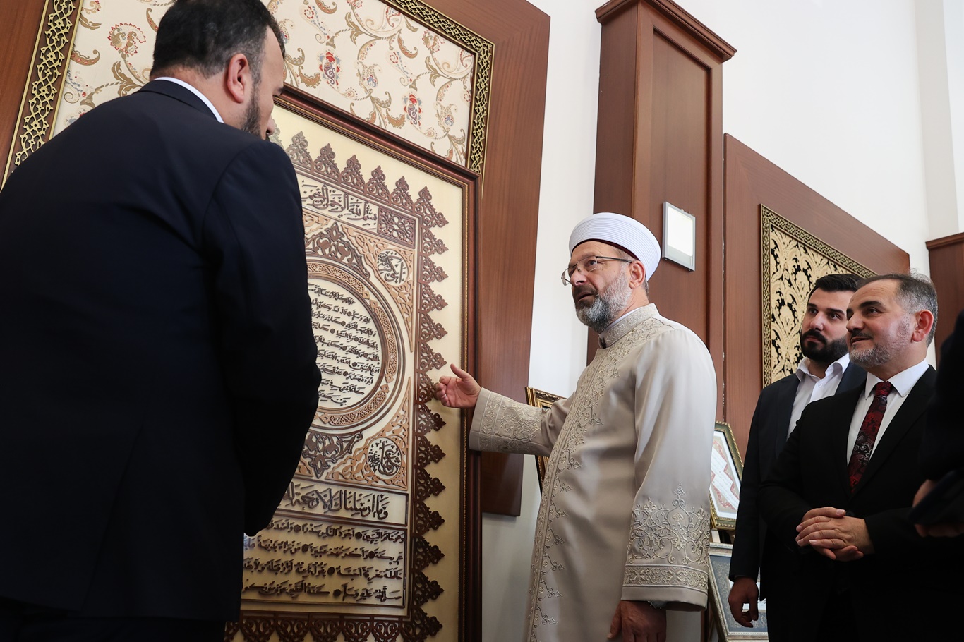 Erbaş:  Çocuklarımızı camiye giderken yanımızda götürelim