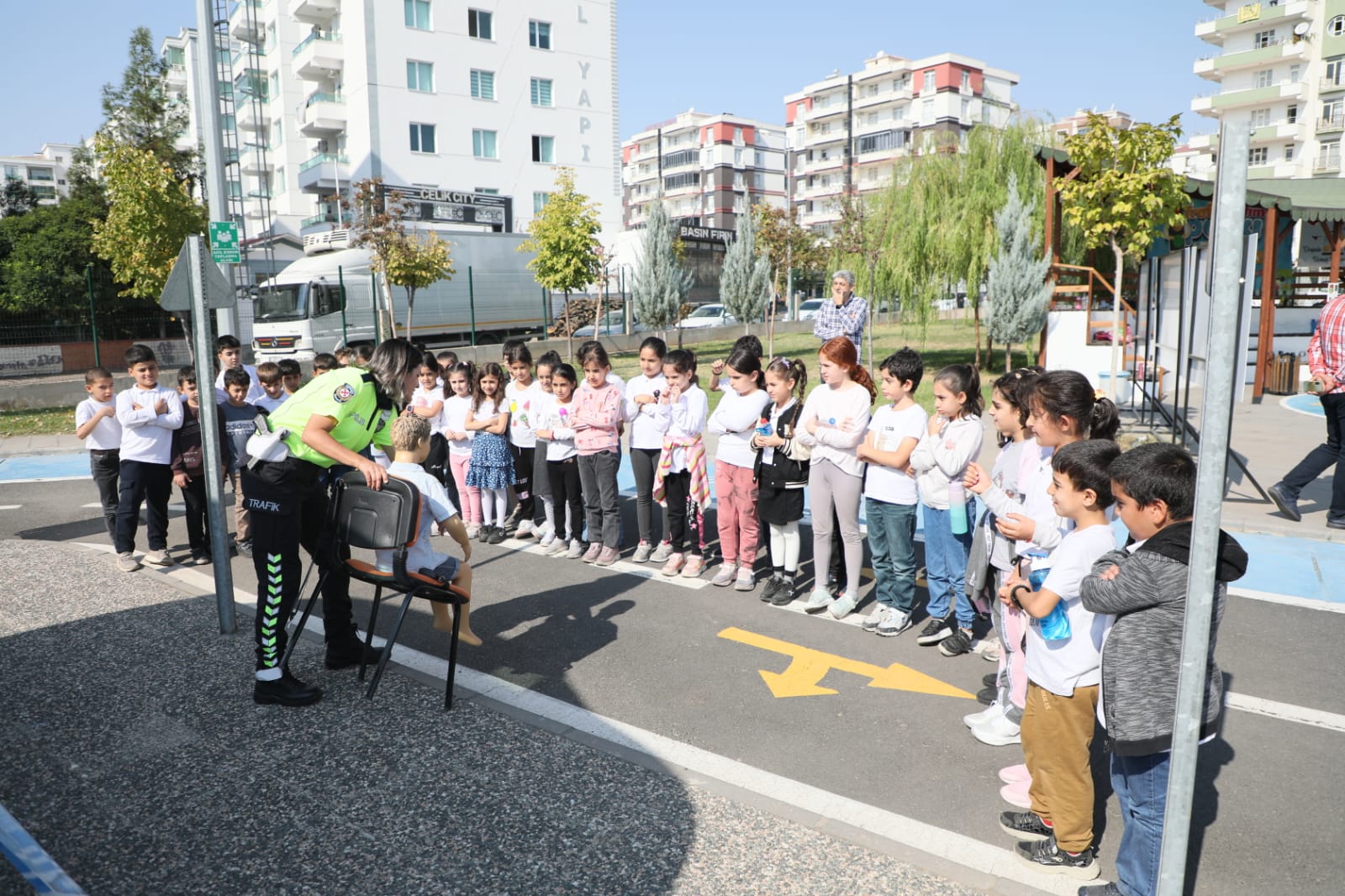 Minik öğrencilere uygulamalı trafik eğitimi