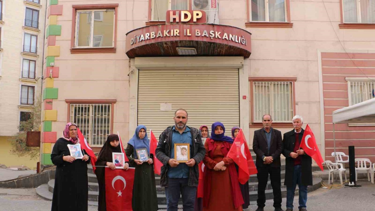 9 gündür kayıp olan Erkan'ın ailesi HDP önünde eyleme başladı