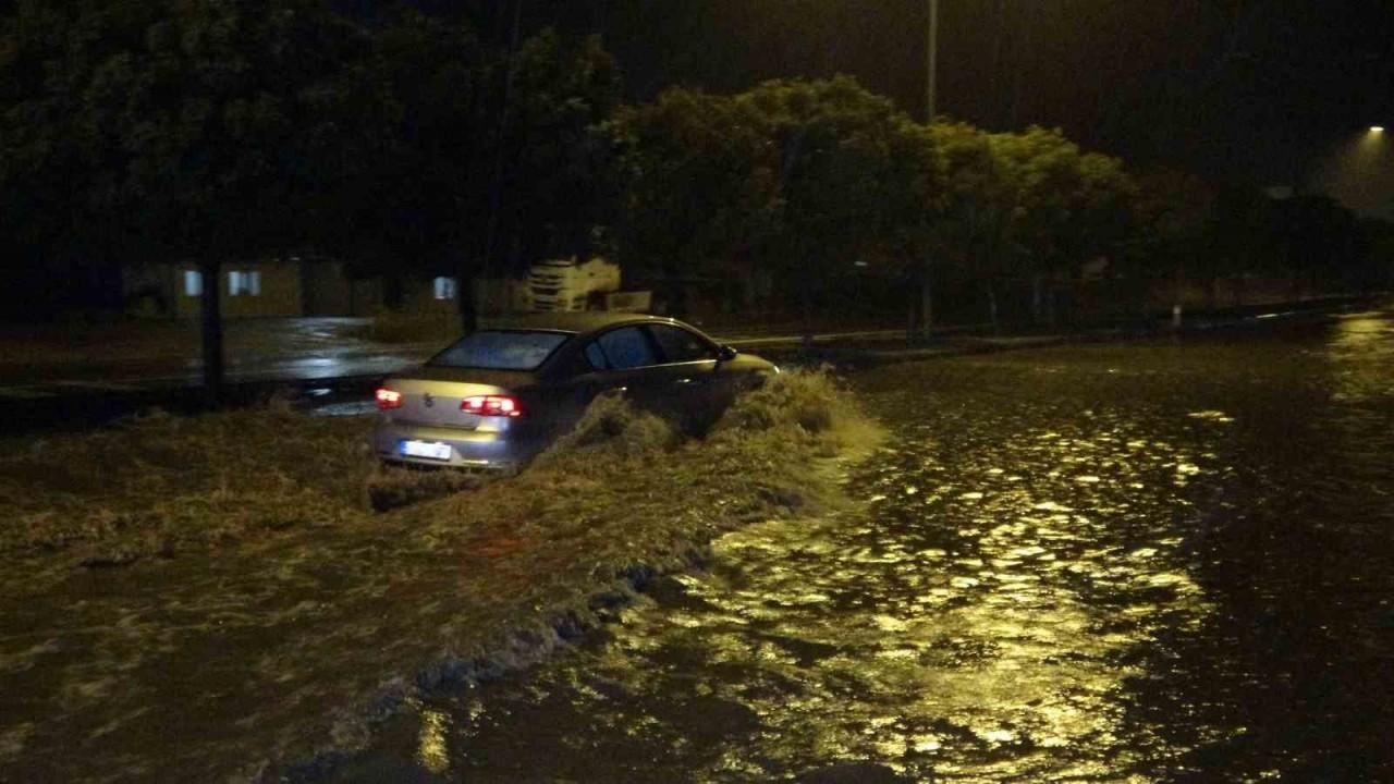 Cadde ve sokaklar göle döndü