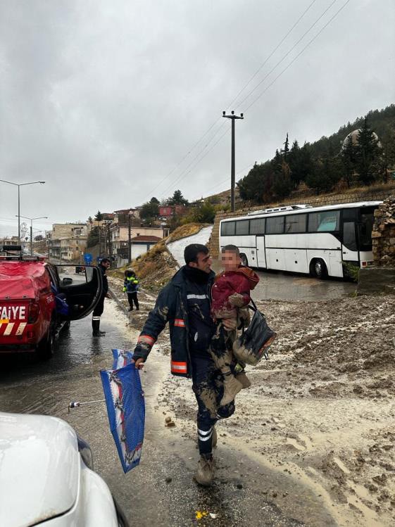 Çamura saplanan çocuğu itfaiye kurtardı