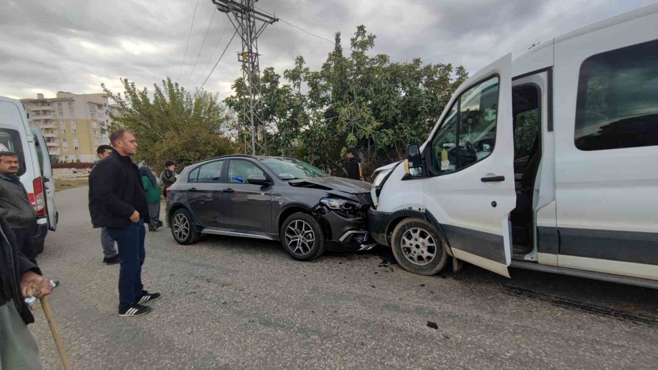 Kahta'da otomobil ile minibüs çarpıştı: 5 yaralı