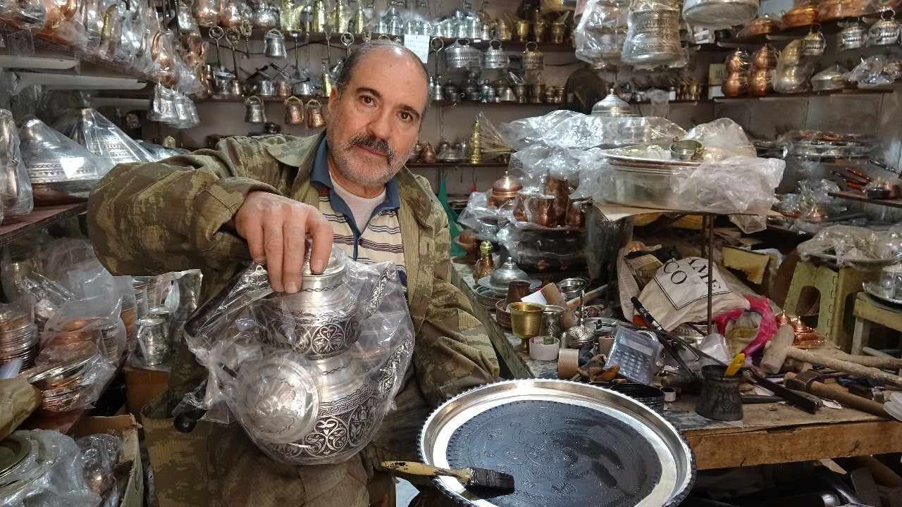 Mardinli kardeşler babalarından öğrendikleri bakırcılığı sürdürüyorlar - VİDEOLU