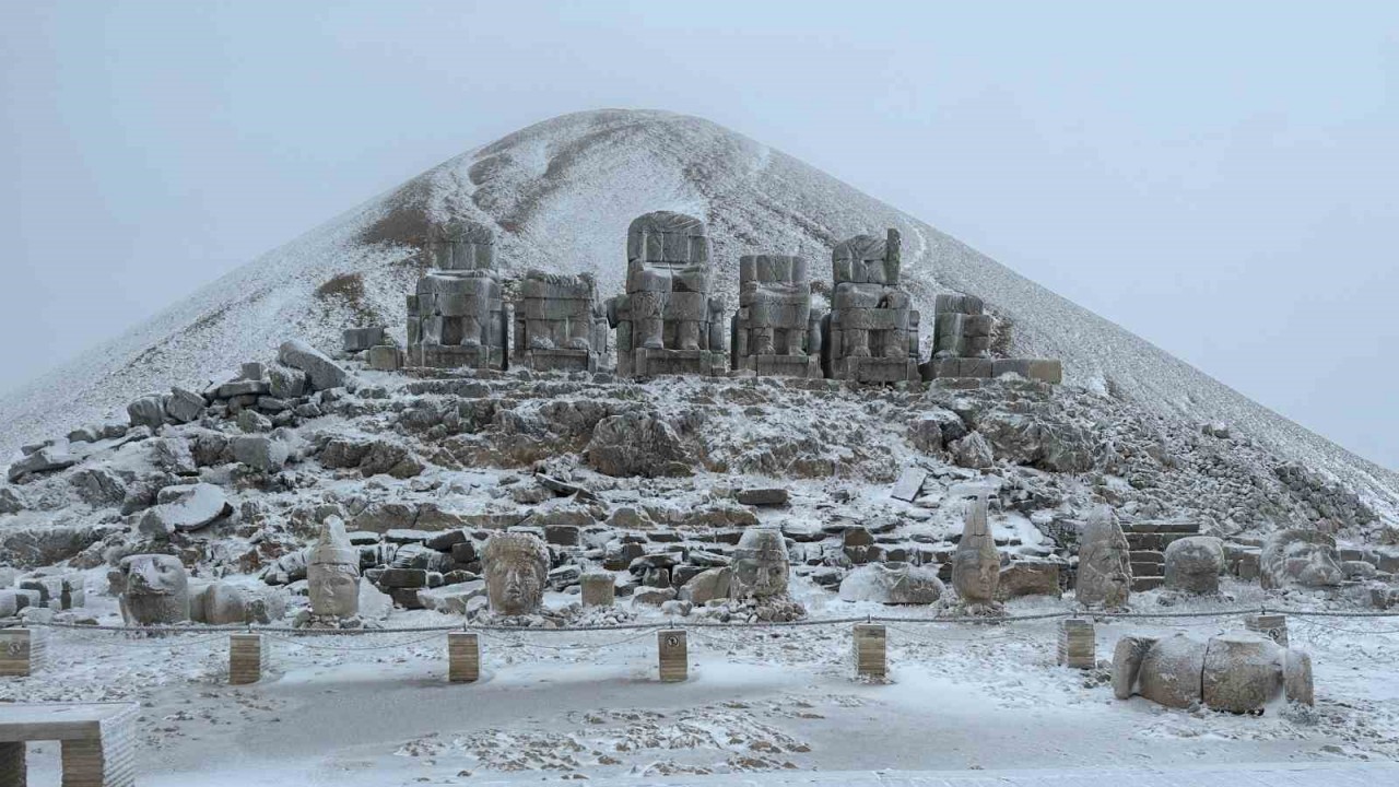 Nemrut'ta sonbaharda kar yağdı