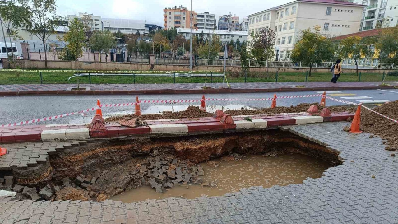 Sağanak yağış sonucu yol çöktü