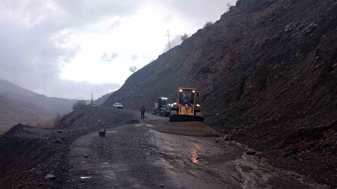 Sağlıkçılar  kapanan yolda hastaya ulaşmak için seferber oldu