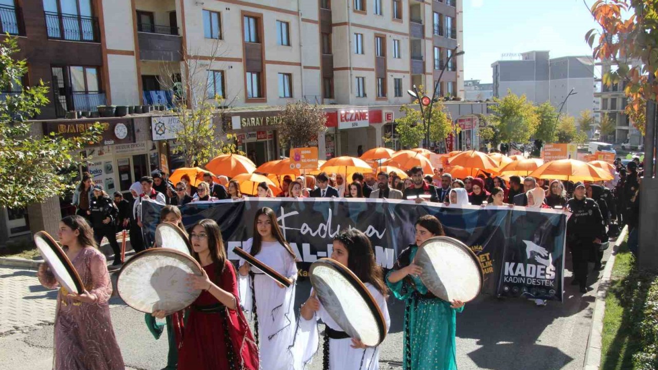 Şırnaklı kadınlardan turuncu şemsiyeli yürüyüş