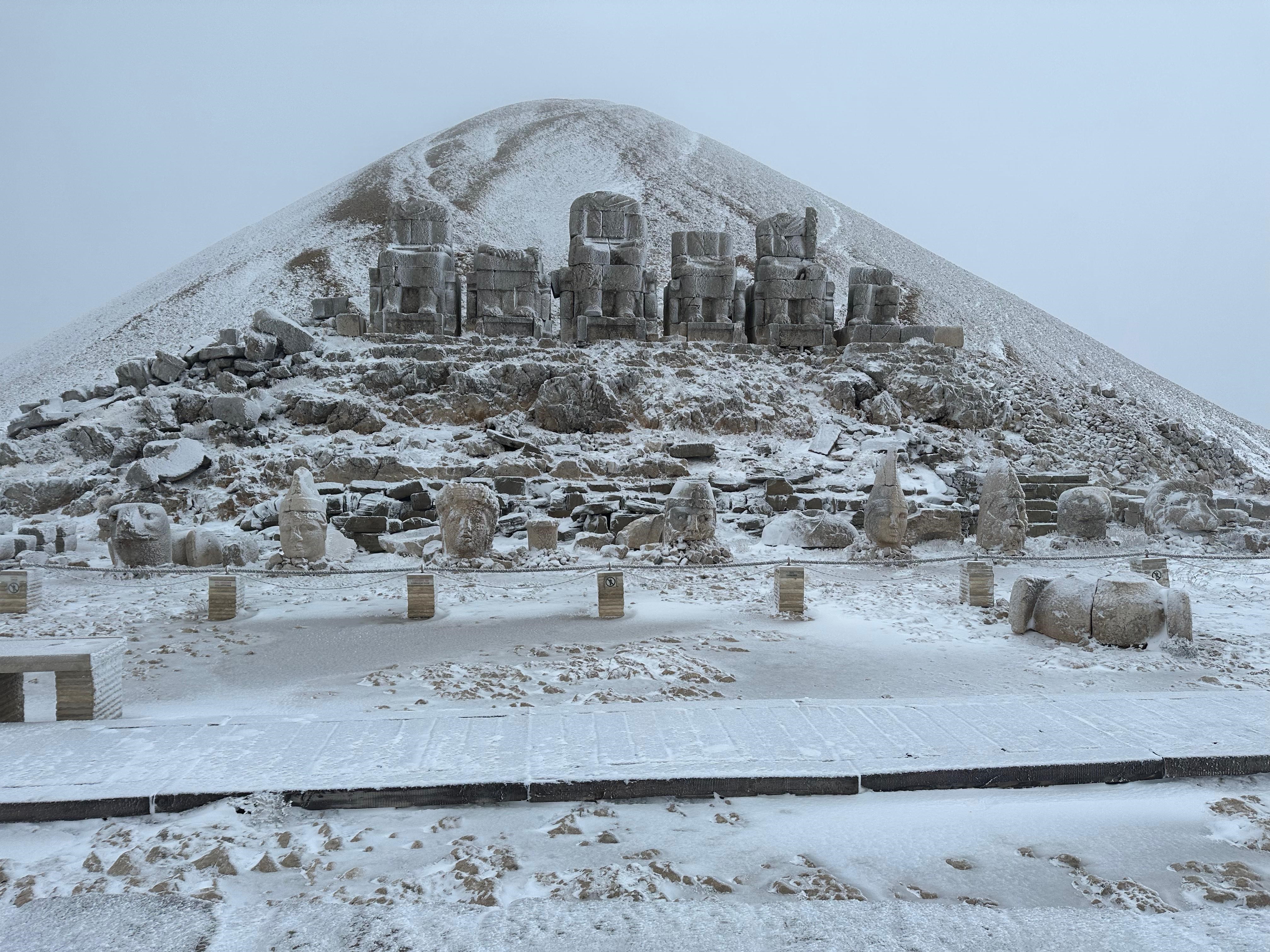 Nemrut'ta sonbaharda kar yağdı!