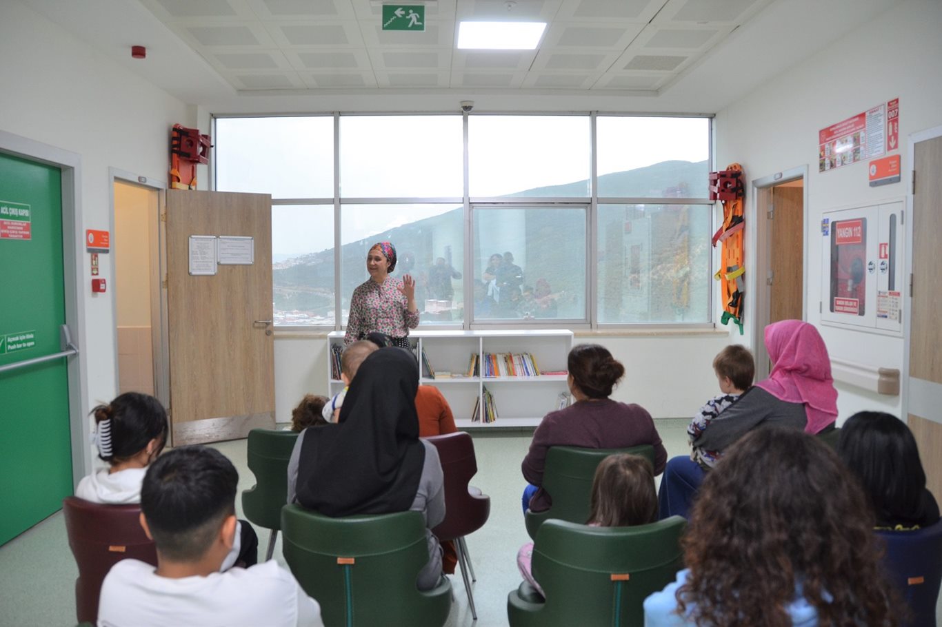 Çocuklar hem tedavi görüyor hem de kurulan kütüphanede kitapları okuyorlar