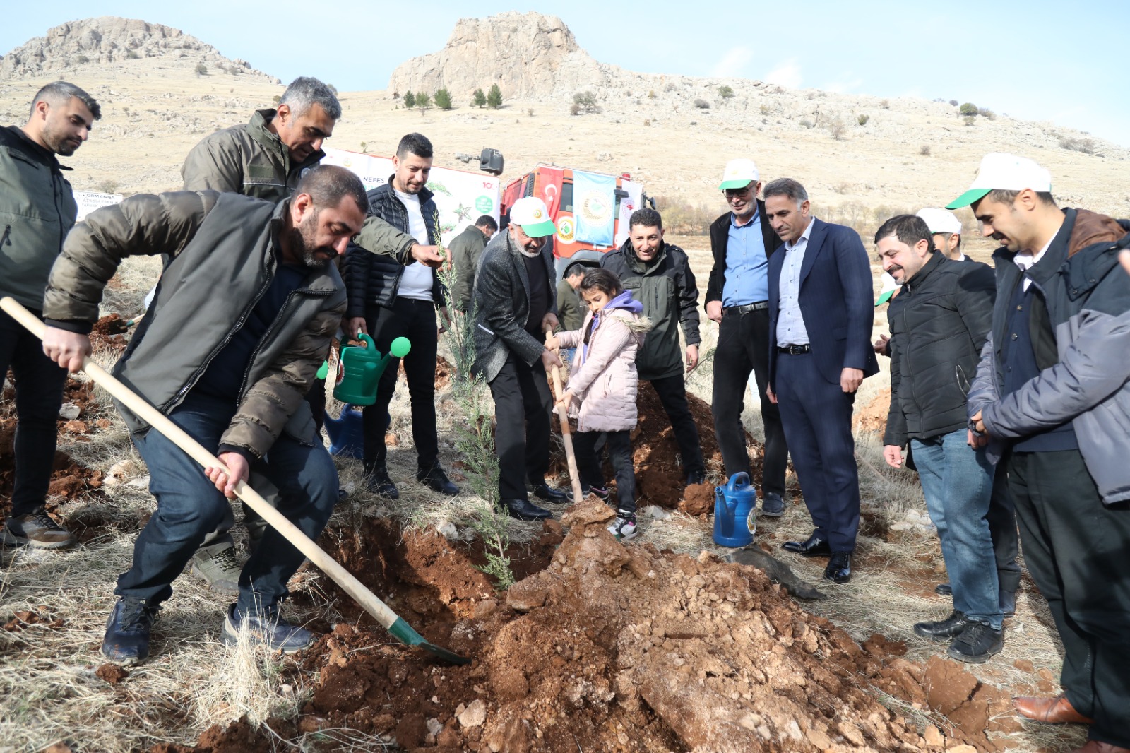 Makam Dağı'na 10 bin ağaç diktiler