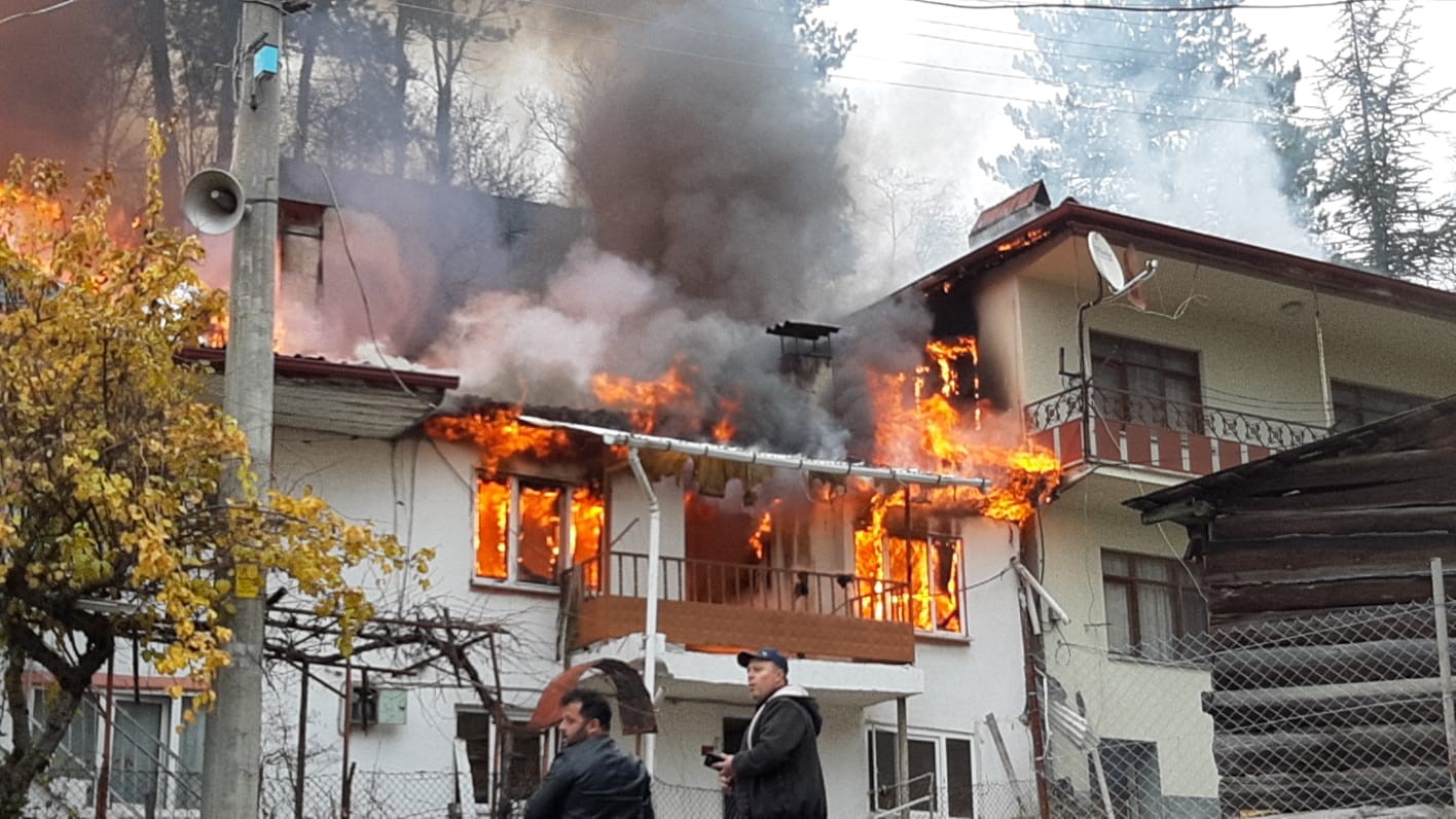 4 Ev, Cayır Cayır Yandı, Canlarını Zor kurtardılar!