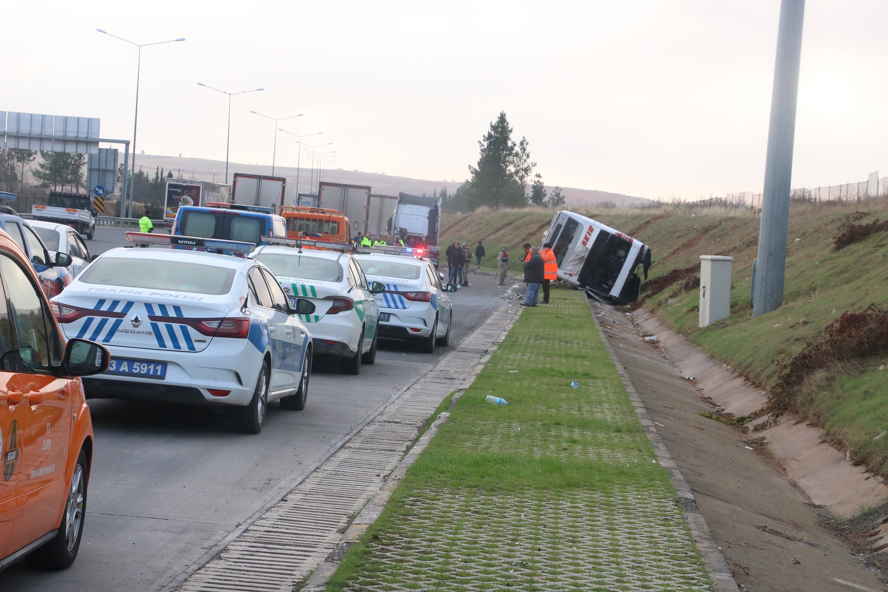 Otobüs ile tır çarpıştı: 10 yaralı