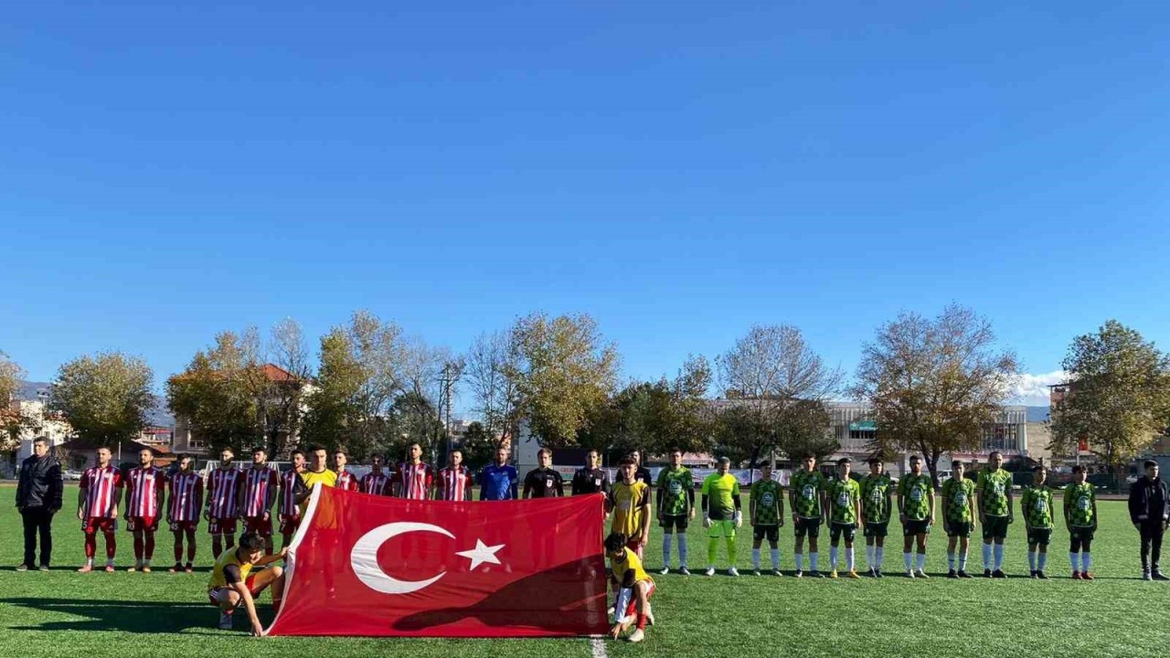 Amatör maçta şehitlere saygı, hakemlere çiçekli karşılama