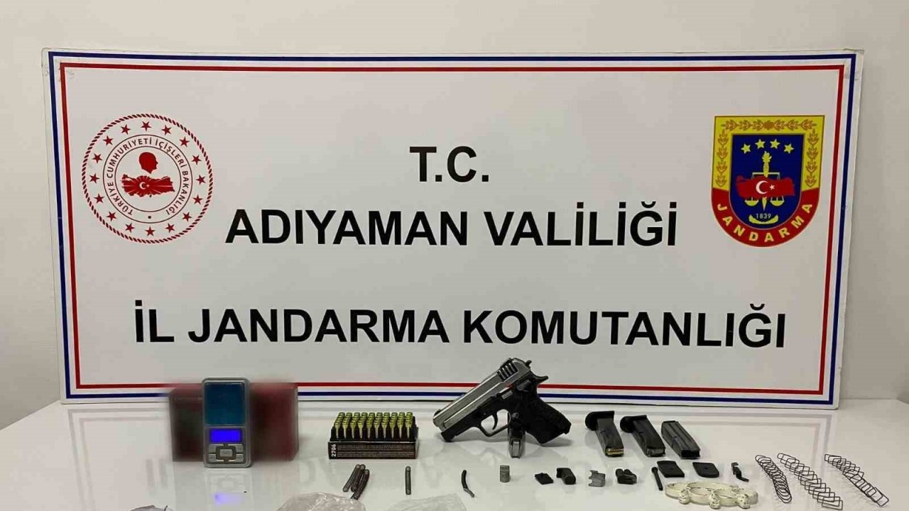 Aracından uyuşturucu evinden silah çıktı