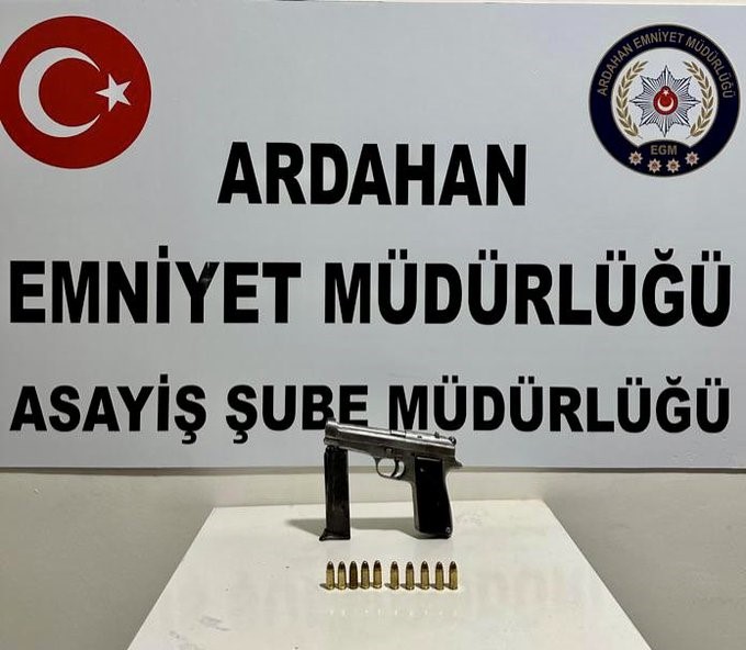 Ardahan’da ruhsatsız silah ve uyuşturucu operasyonu: 3 gözaltı