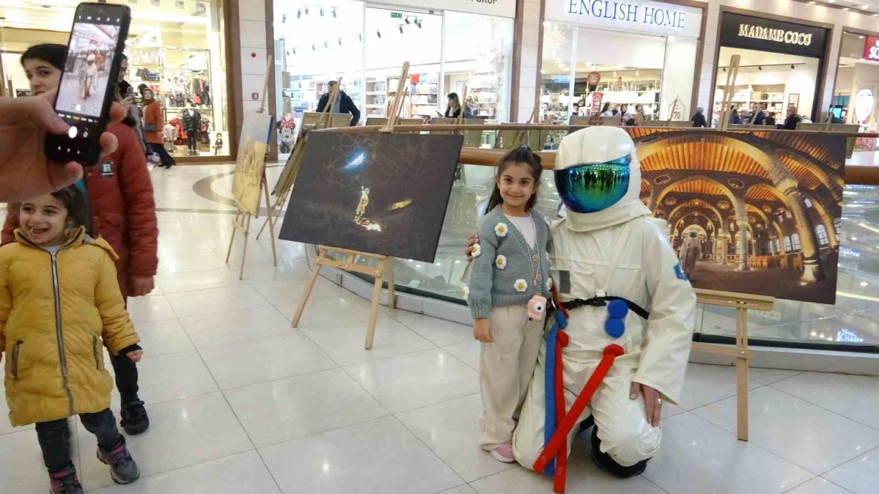 Astronot konseptli fotoğraf sergisi