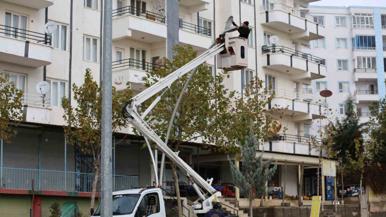 Ergani’de aydınlatma direkleri onarıma alındı