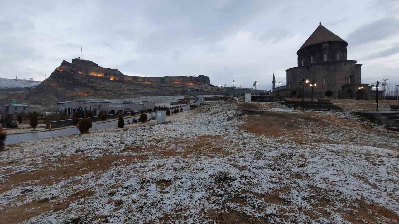 Kars’ta yağan karla tarihi yapılarda kartpostal görüntüler oluştu