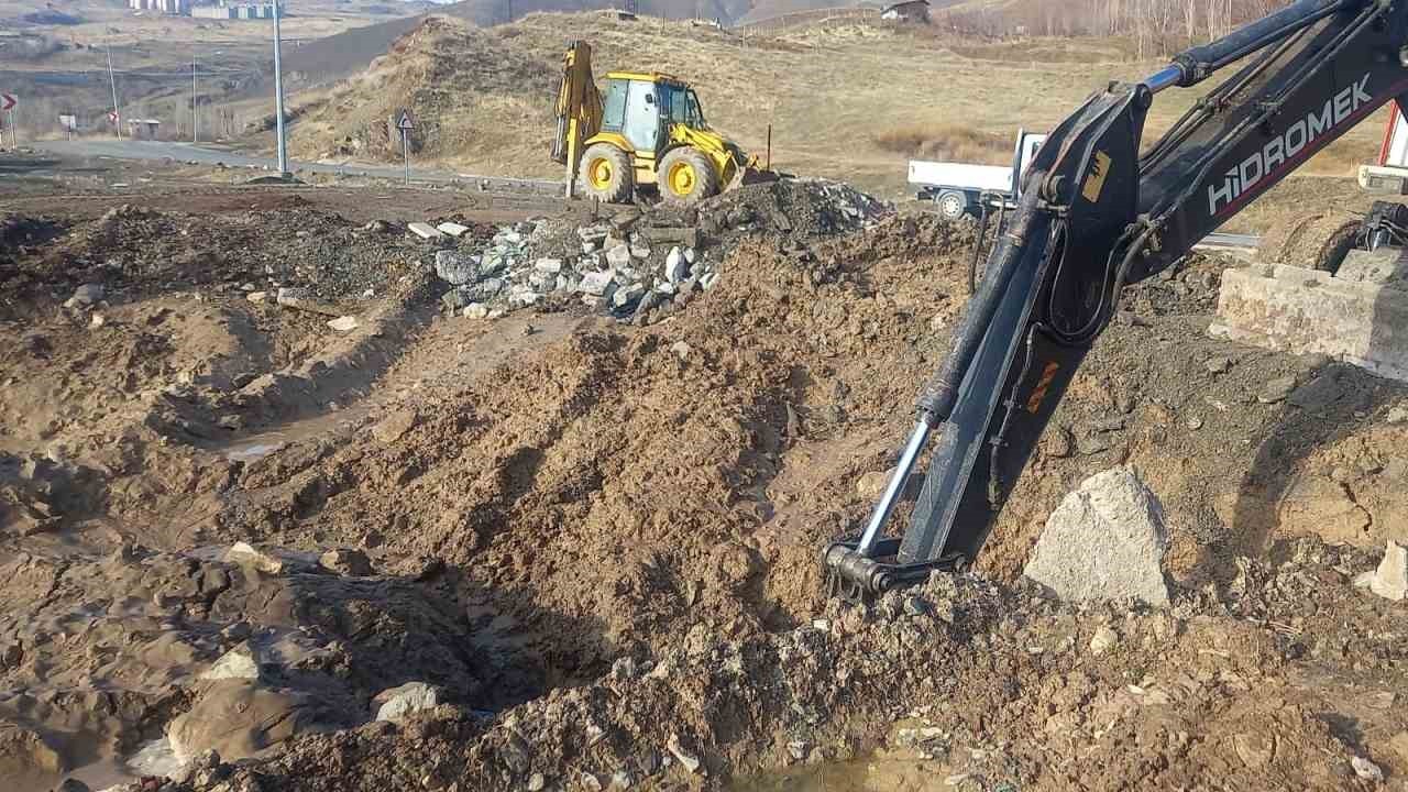 Patlayan içme suyu şebekesi için ekipler harekete geçti