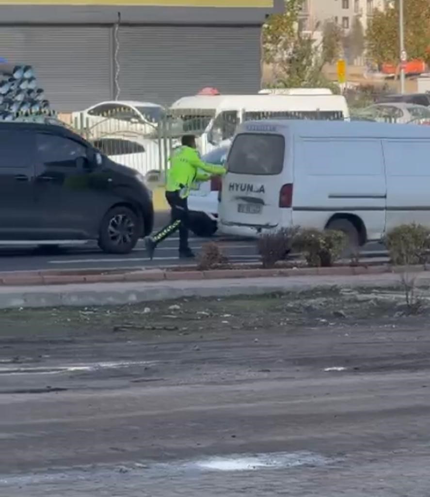 Polis aracı arızalanan vatandaşa yardım etti