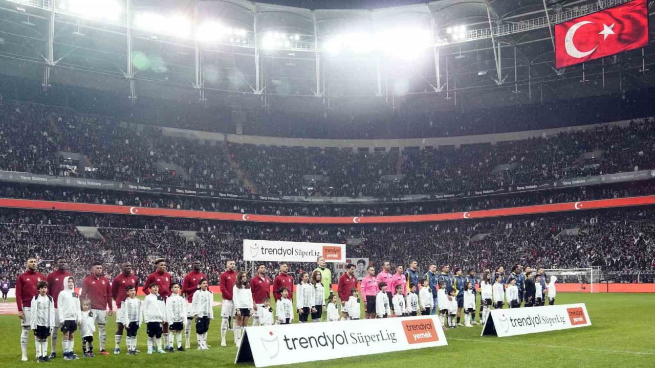 Trendyol Süper Lig: Beşiktaş: 0 - Fenerbahçe: 1 (Maç devam ediyor)