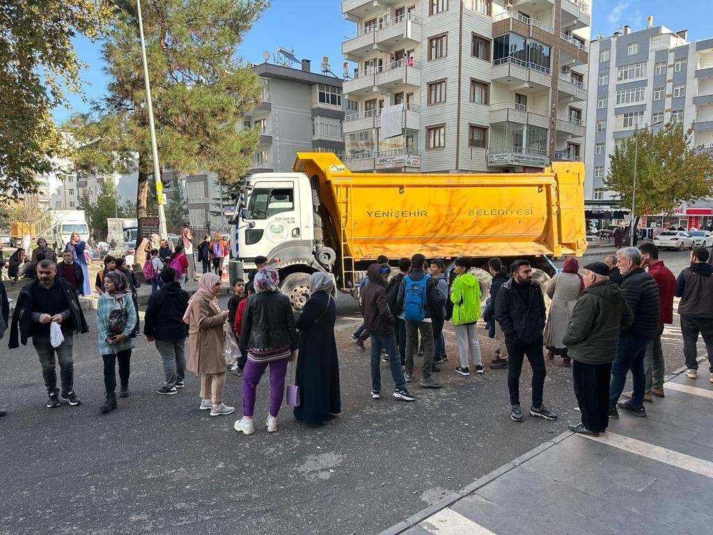 Yolun karşısına geçmeye çalışan kadına kamyon çarptı