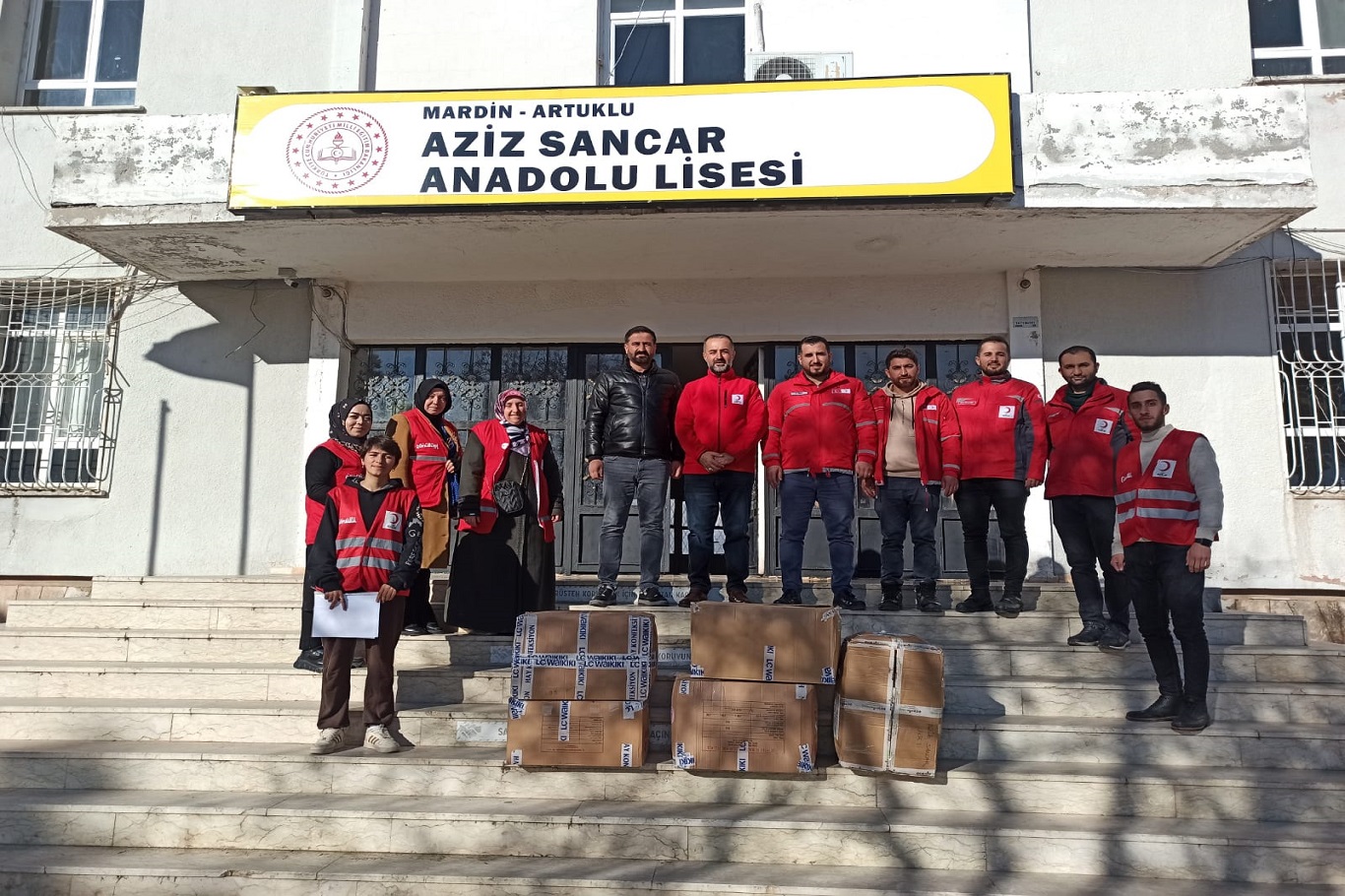 Artuklu Kızılay Şubesinin dağıttığı kışlık kıyafetler sahiplerini buldu