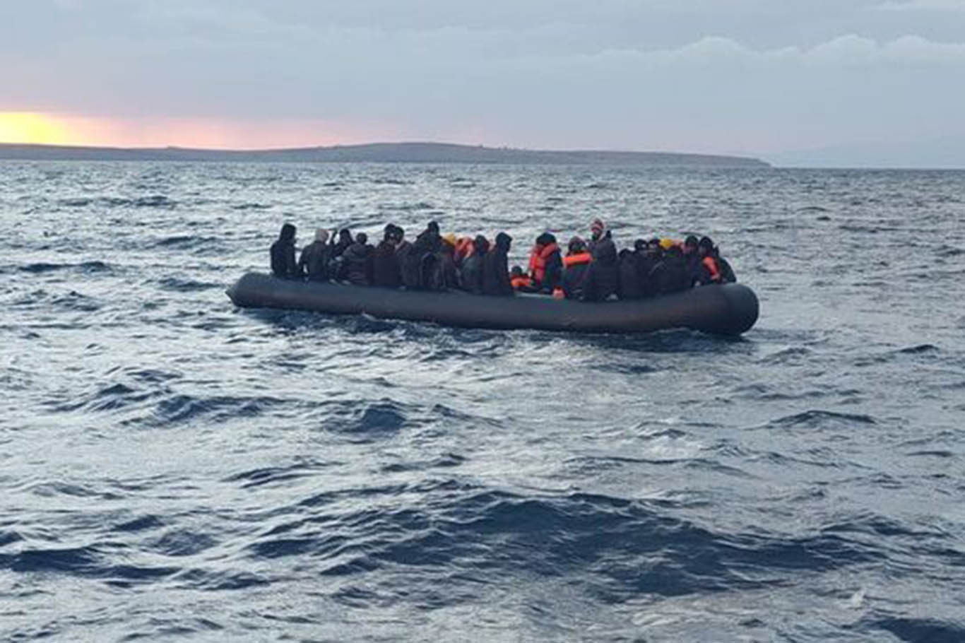 Ayvalık açıklarında 47 düzensiz göçmen kurtarıldı