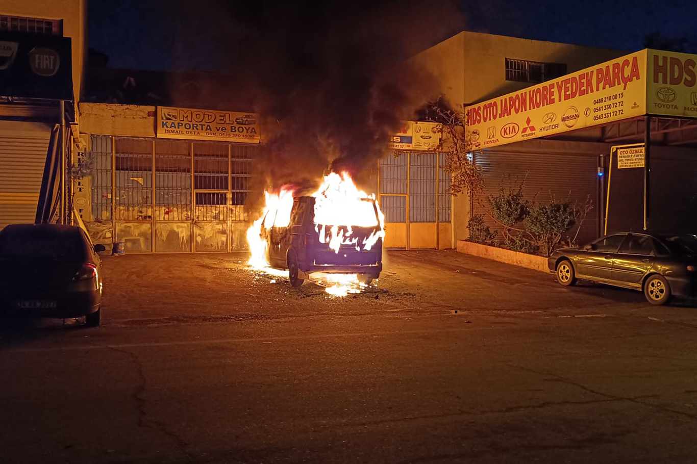 Batman'da park halindeki minibüs yandı