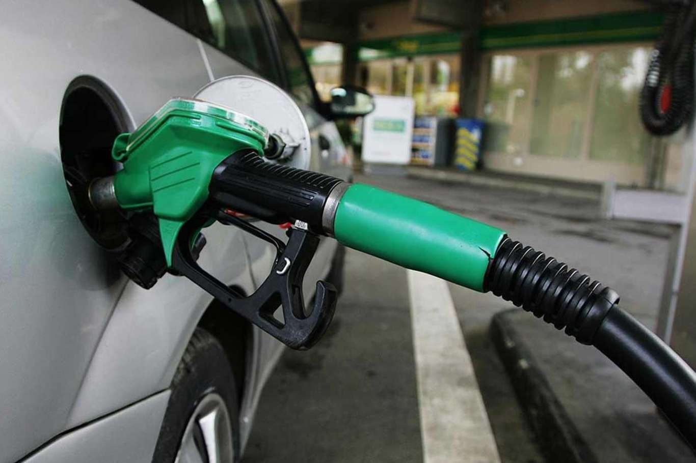 Benzine 1 lira 48 kuruş zam geldi